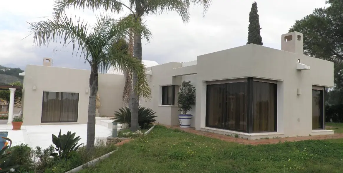 Long-term rent of detached villa in Estepona 1