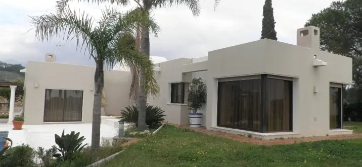 Long-term rent of detached villa in Estepona 0