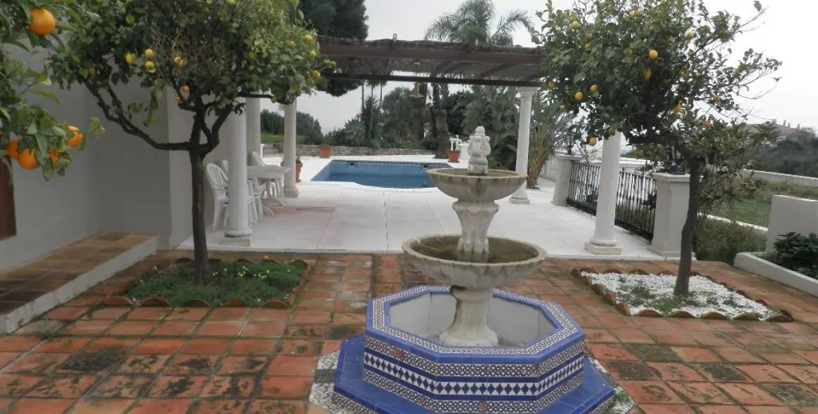 Long-term rent of detached villa in Estepona 28