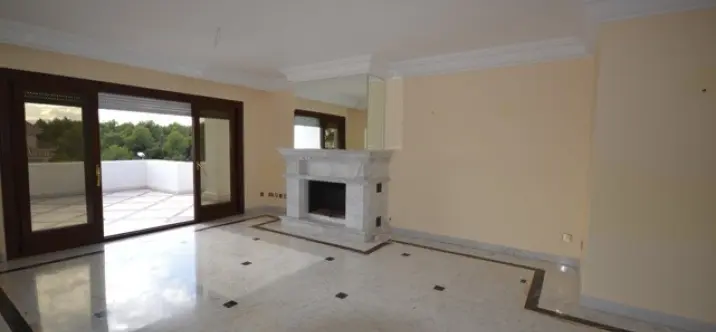 Long-term rent of penthouse in Sierra Blanca 1