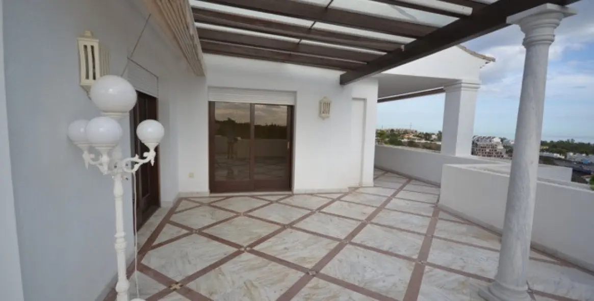 Long-term rent of penthouse in Sierra Blanca 15