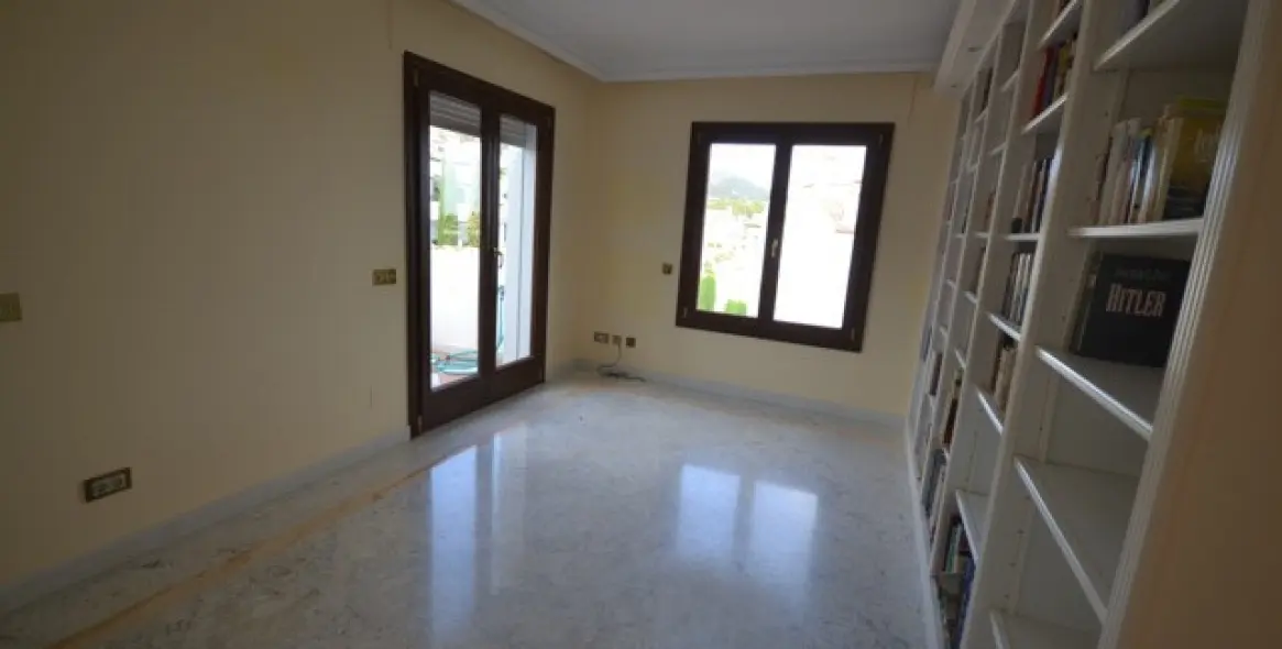 Long-term rent of penthouse in Sierra Blanca 24