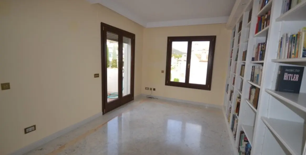 Long-term rent of penthouse in Sierra Blanca 25