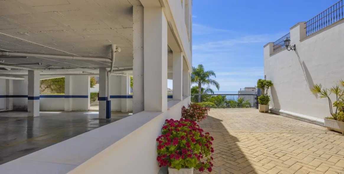 Sale of middle floor apartment in Benalmadena 24