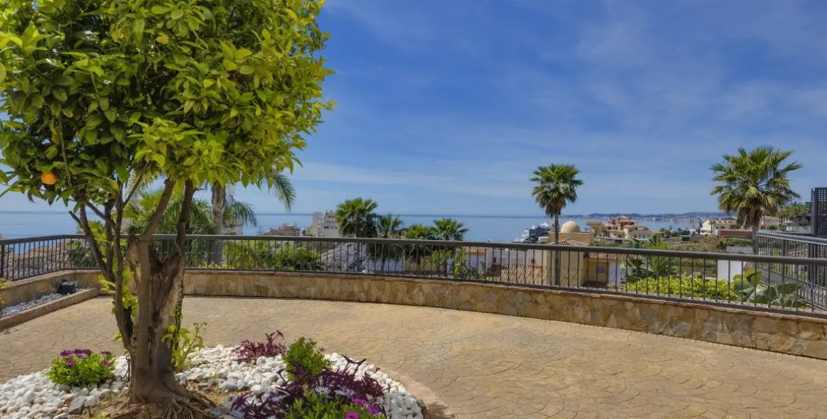 Sale of middle floor apartment in Benalmadena 25