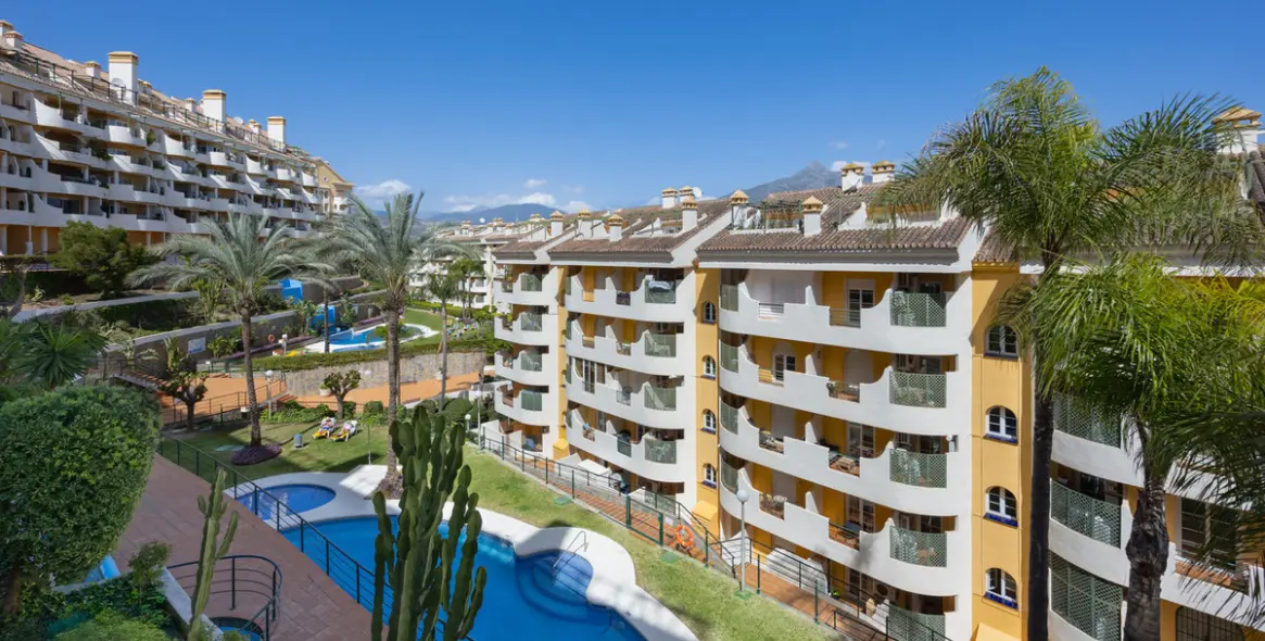 Venta de apartamento en planta media en Nueva Andalucía 2