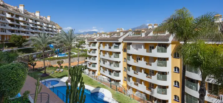 Venta de apartamento en planta media en Nueva Andalucía 1