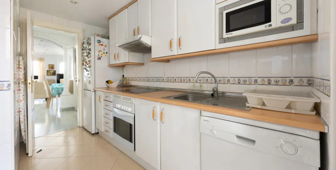 Venta de apartamento en planta media en Nueva Andalucía 3