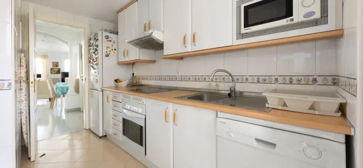 Venta de apartamento en planta media en Nueva Andalucía 2