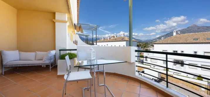 Venta de apartamento en planta media en Nueva Andalucía 3