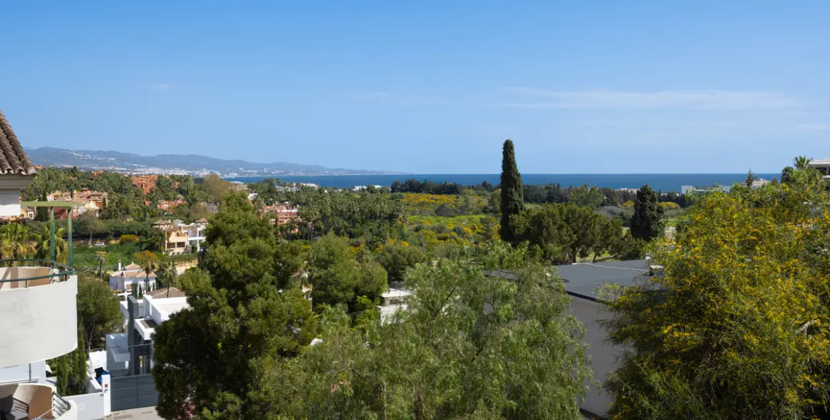 Venta de apartamento en planta media en Nueva Andalucía 10