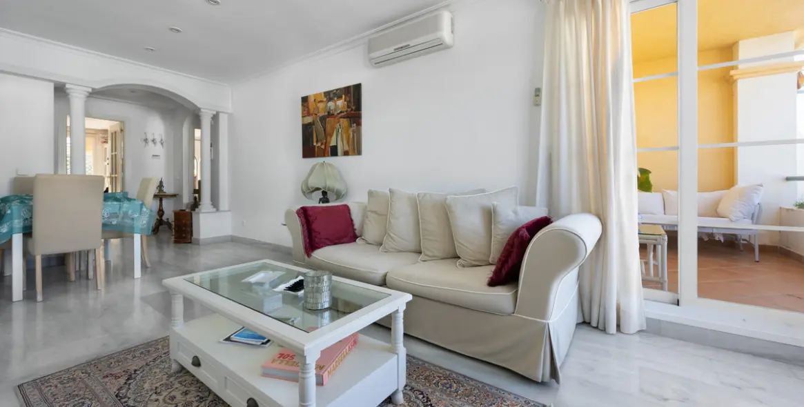 Venta de apartamento en planta media en Nueva Andalucía 11