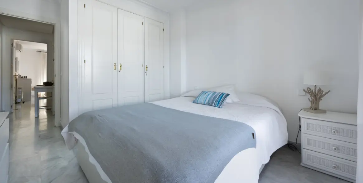 Venta de apartamento en planta media en Nueva Andalucía 13