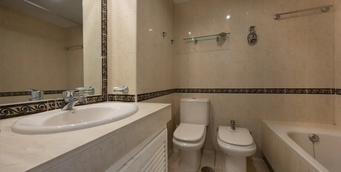 Venta de apartamento en planta media en Nueva Andalucía 14