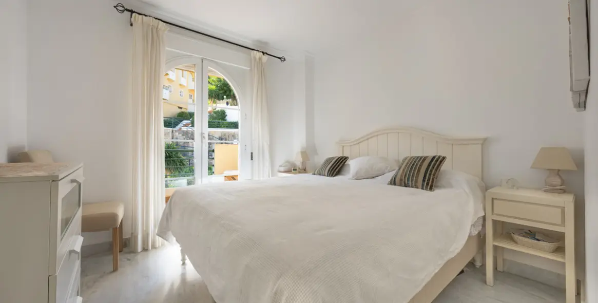 Venta de apartamento en planta media en Nueva Andalucía 15