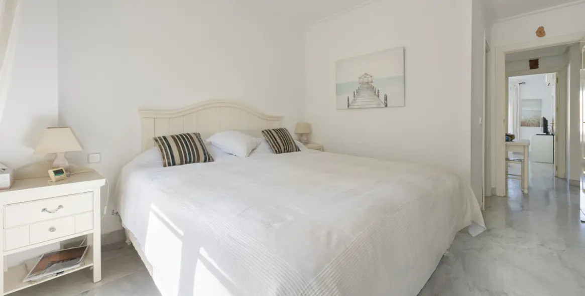Venta de apartamento en planta media en Nueva Andalucía 17