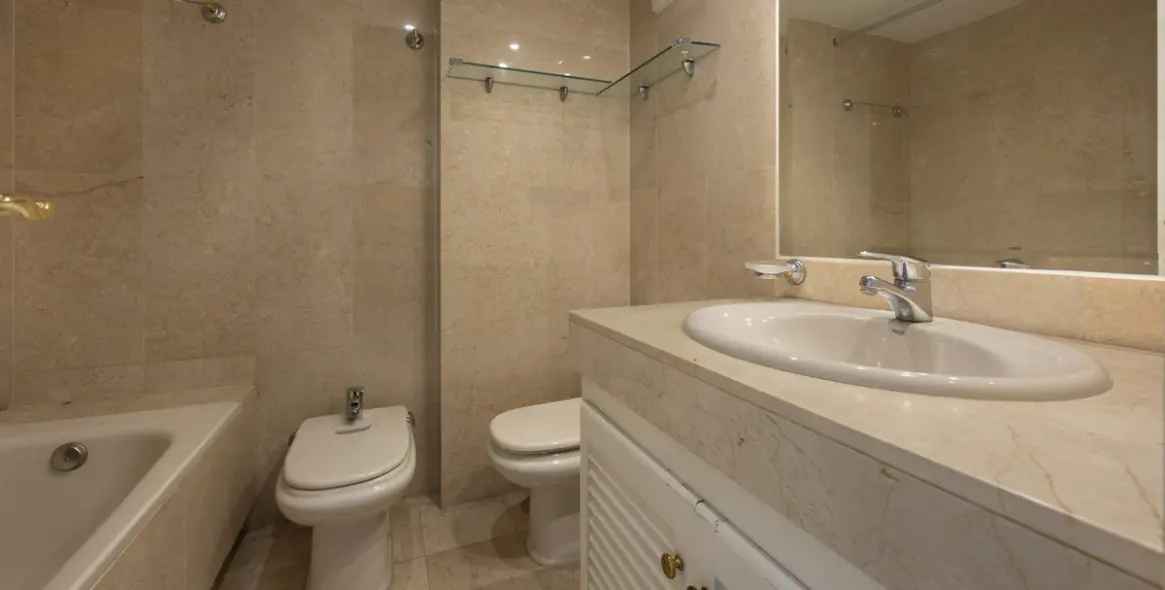 Venta de apartamento en planta media en Nueva Andalucía 18
