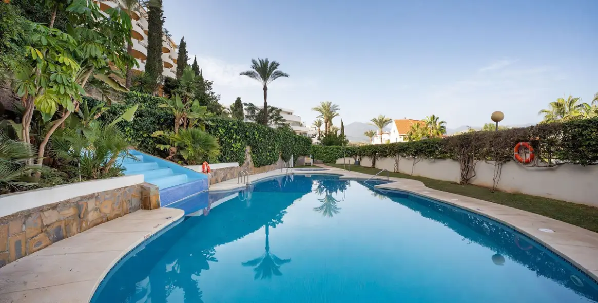 Venta de apartamento en planta media en Nueva Andalucía 21