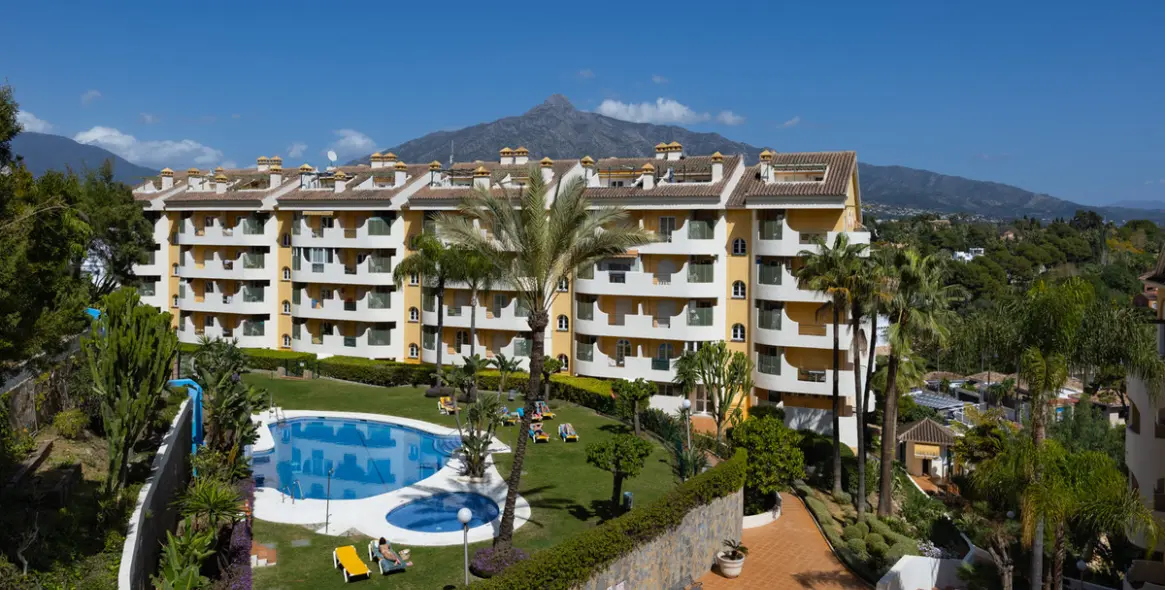 Venta de apartamento en planta media en Nueva Andalucía 23