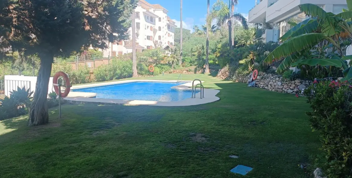 Sale of middle floor apartment in Elviria 1