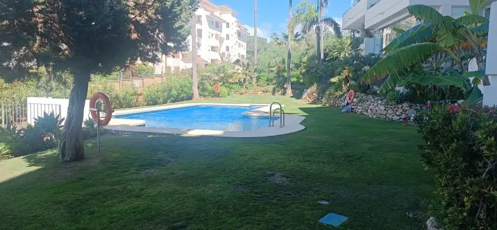 Sale of middle floor apartment in Elviria 0