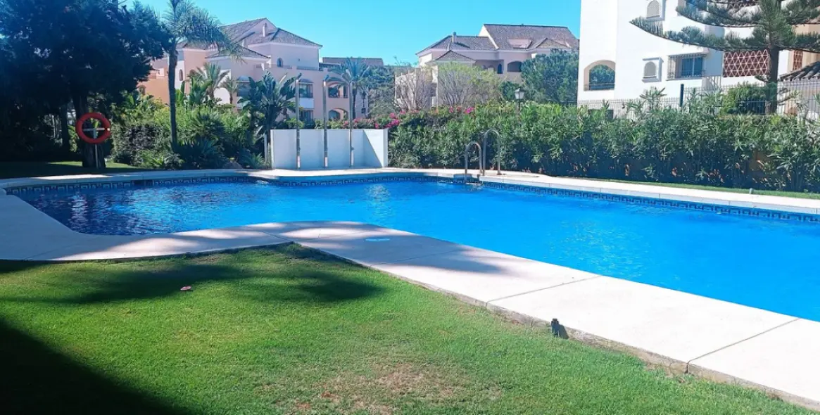 Sale of middle floor apartment in Elviria 2