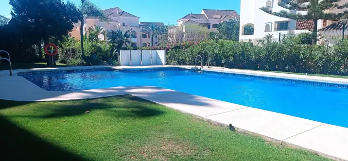 Sale of middle floor apartment in Elviria 1