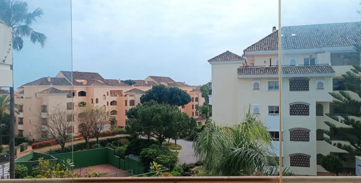Sale of middle floor apartment in Elviria 12