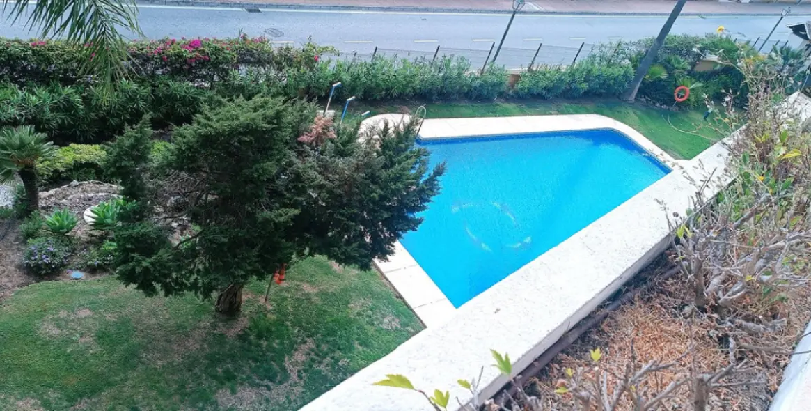 Sale of middle floor apartment in Elviria 13