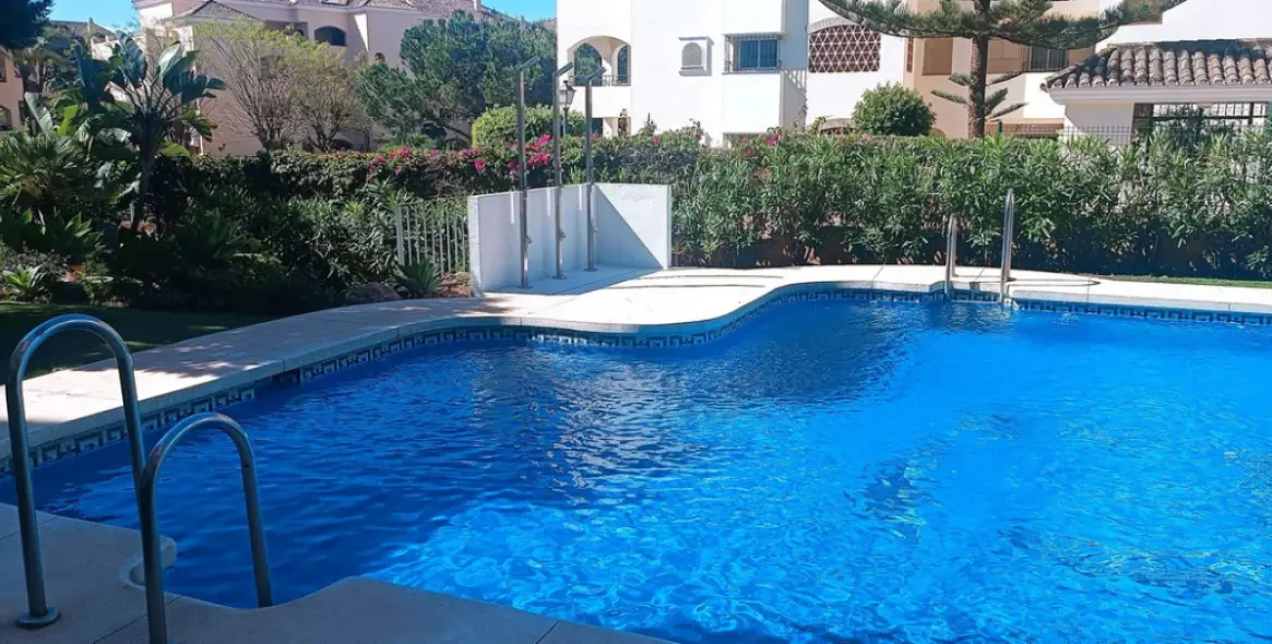 Sale of middle floor apartment in Elviria 26
