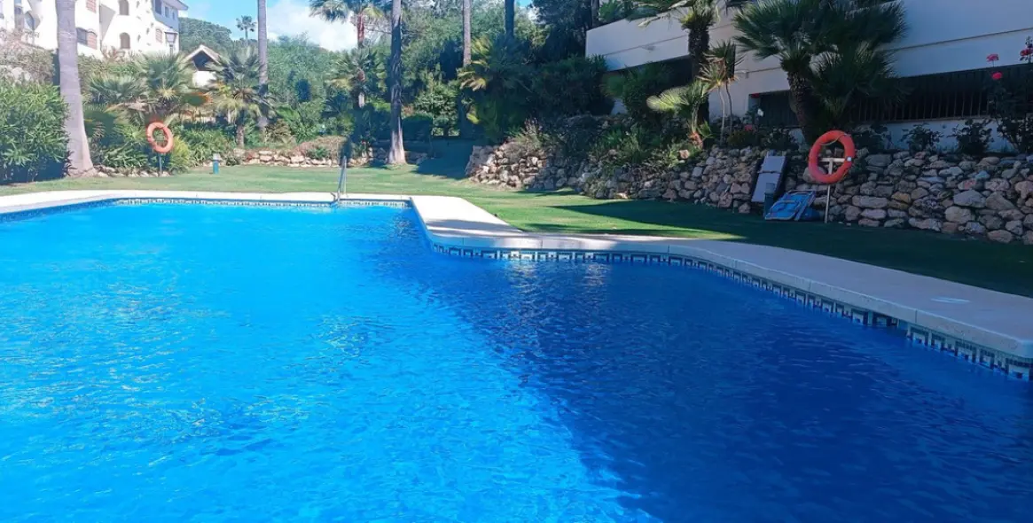 Sale of middle floor apartment in Elviria 27