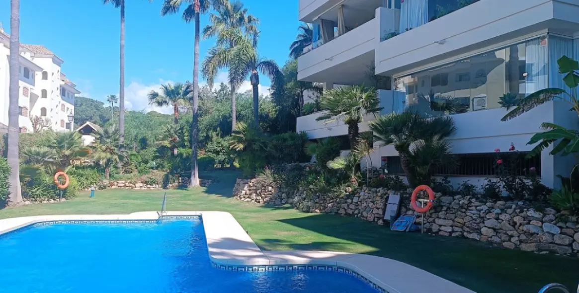 Sale of middle floor apartment in Elviria 28