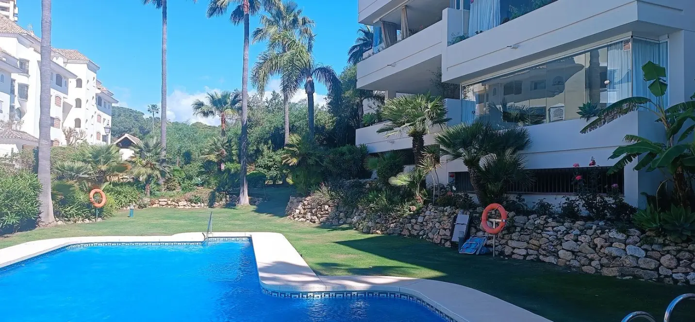 Venta de apartamento en planta media en Elviria 0