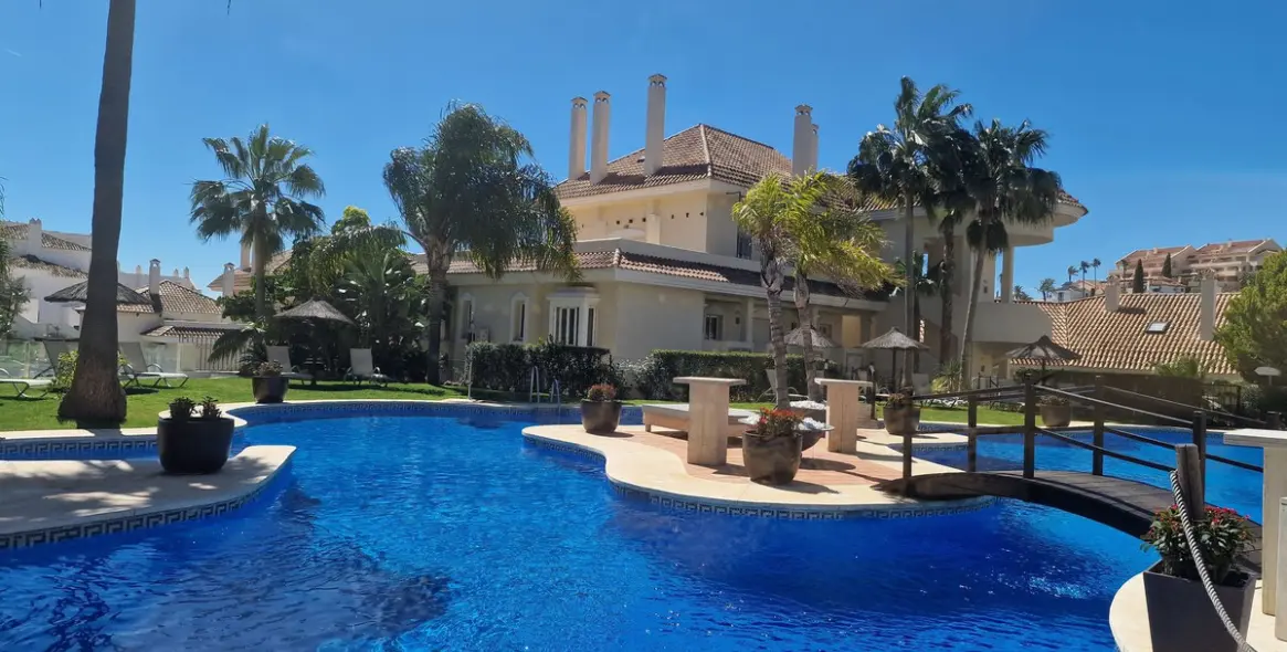 Venta de apartamento en planta media en Nueva Andalucía 2