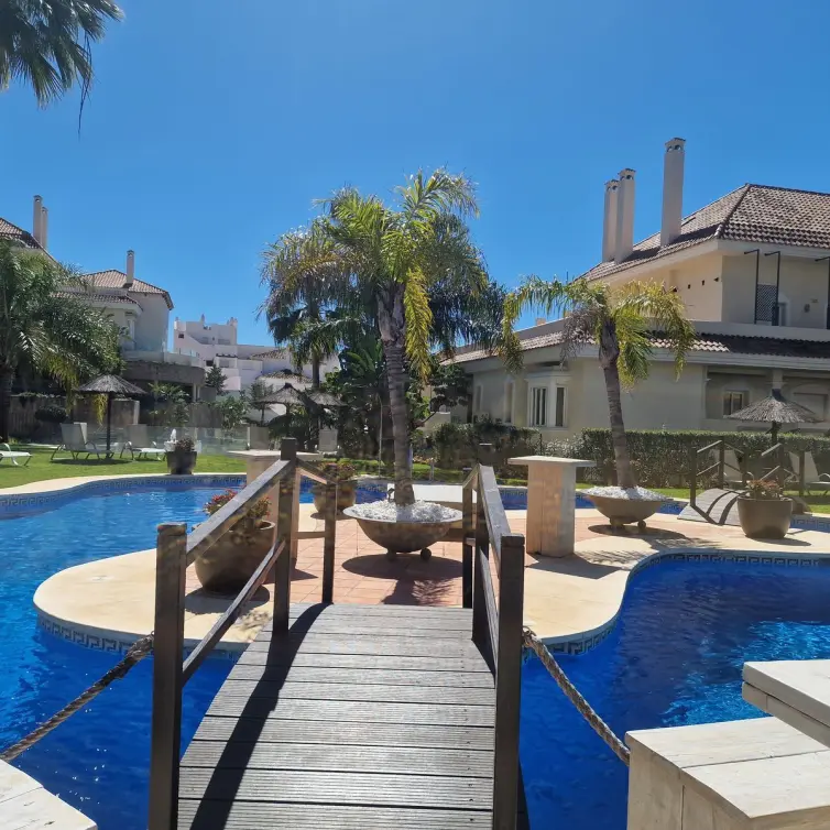 Venta de apartamento en planta media en Nueva Andalucía