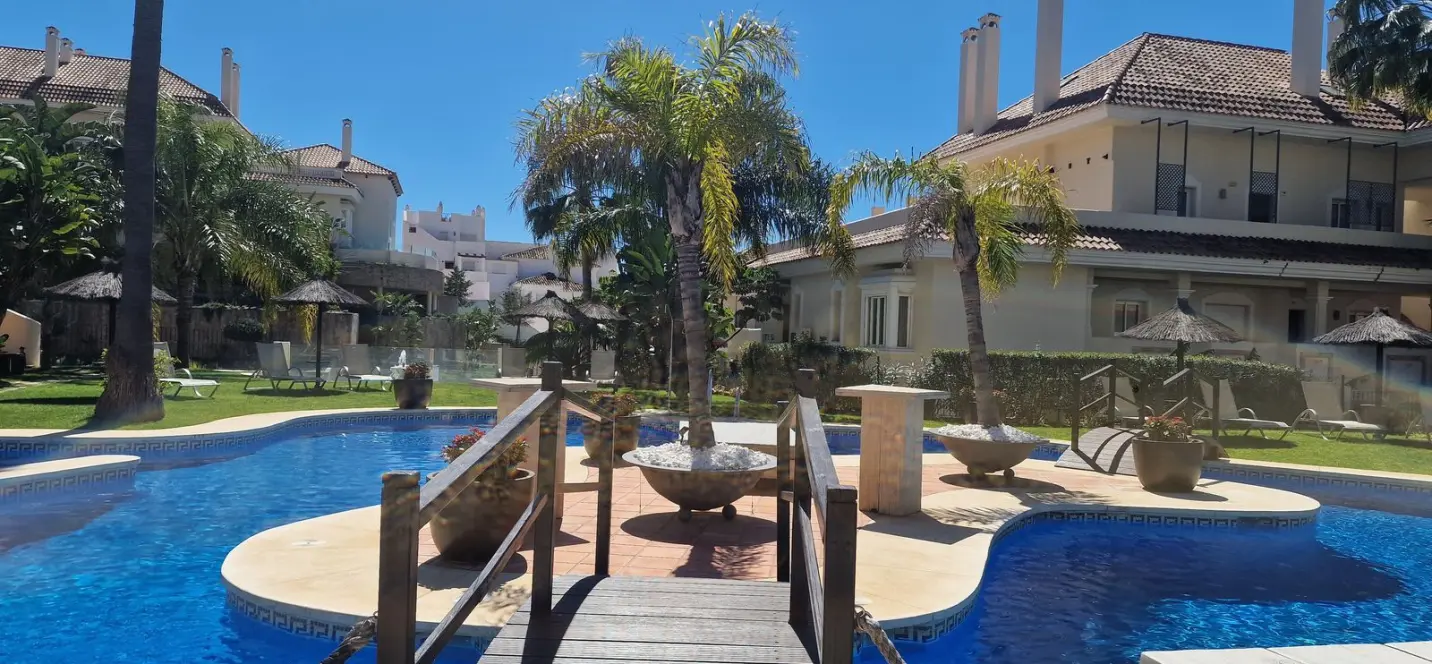 Venta de apartamento en planta media en Nueva Andalucía 0
