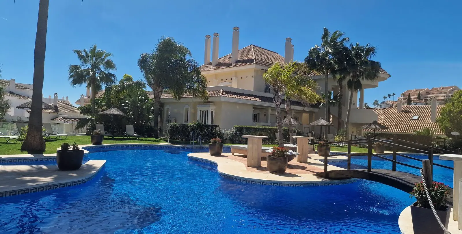 Sale of middle floor apartment in Nueva Andalucía 2