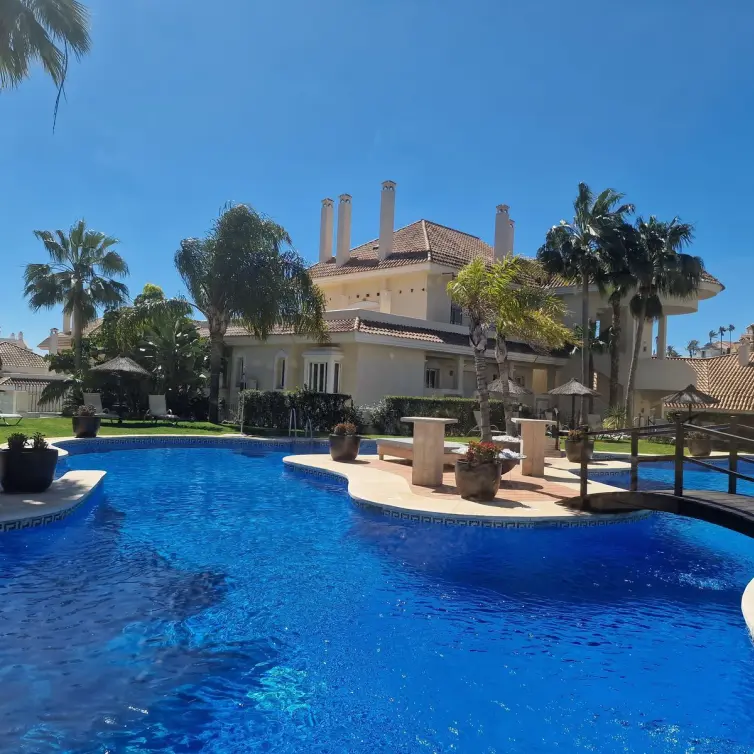 Venta de apartamento en planta media en Nueva Andalucía