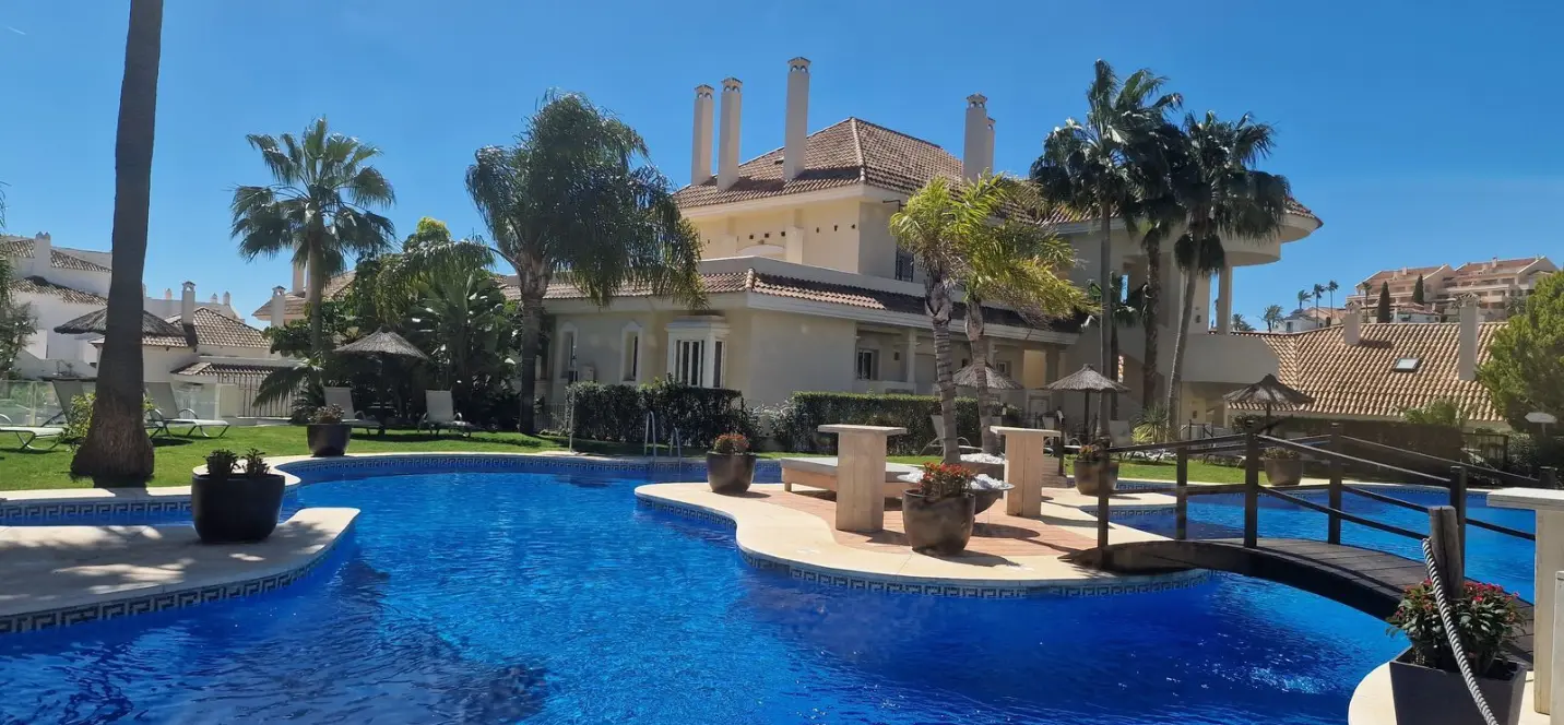 Venta de apartamento en planta media en Nueva Andalucía 1
