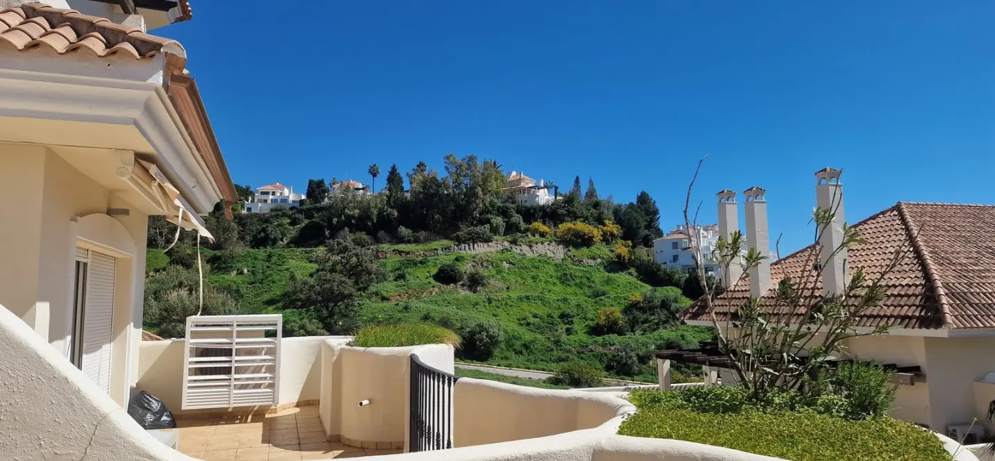 Venta de apartamento en planta media en Nueva Andalucía 3