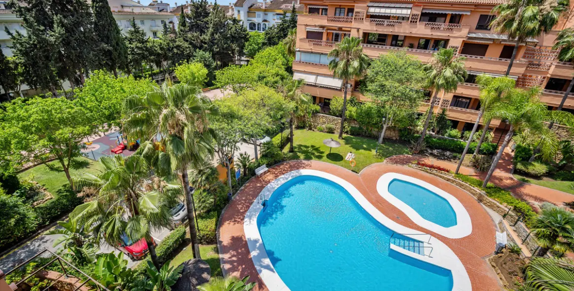 Venta de apartamento en planta media en The Golden Mile 5