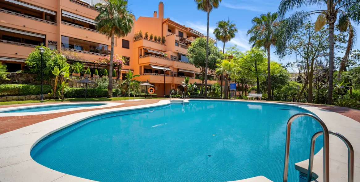 Venta de apartamento en planta media en The Golden Mile 9