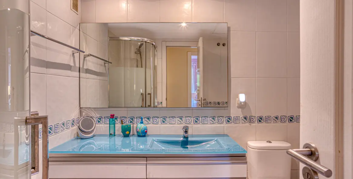 Venta de apartamento en planta media en The Golden Mile 12