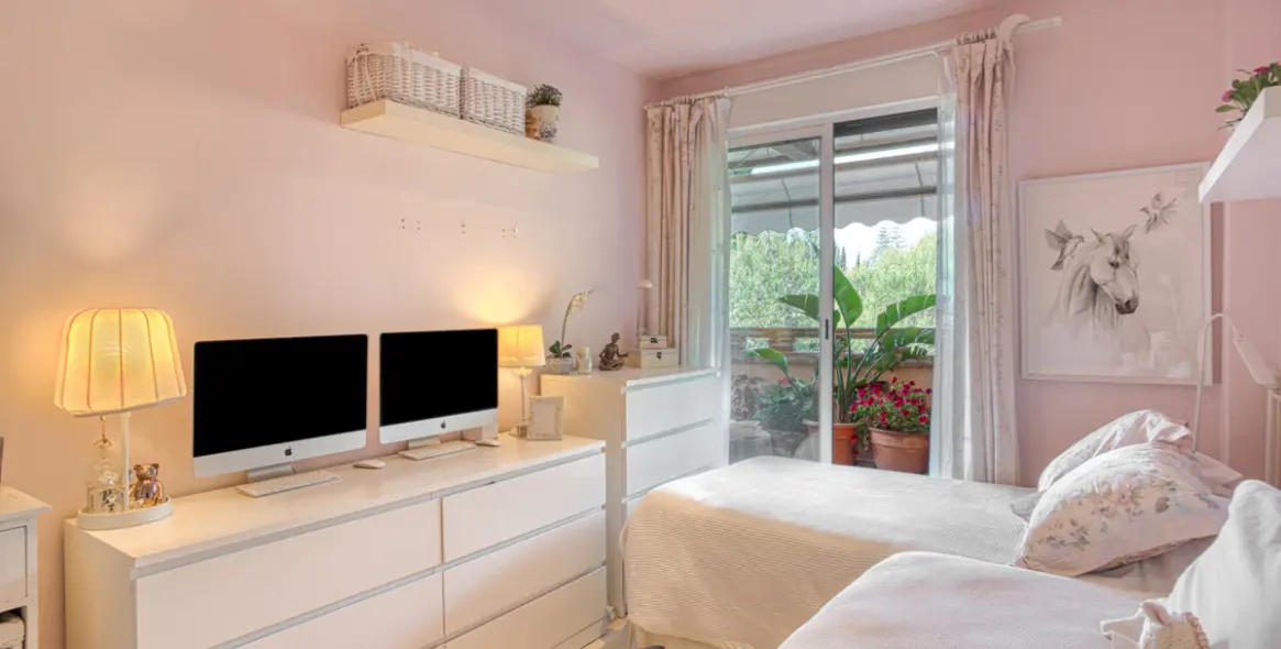 Venta de apartamento en planta media en The Golden Mile 13