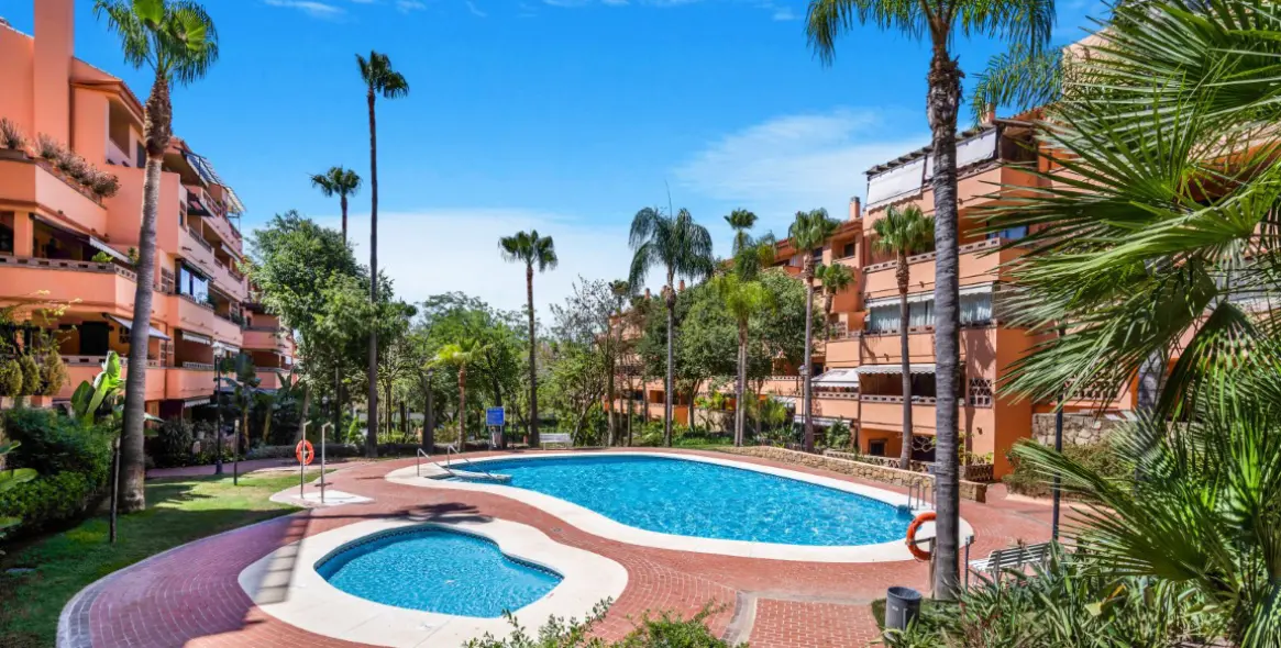 Venta de apartamento en planta media en The Golden Mile 14