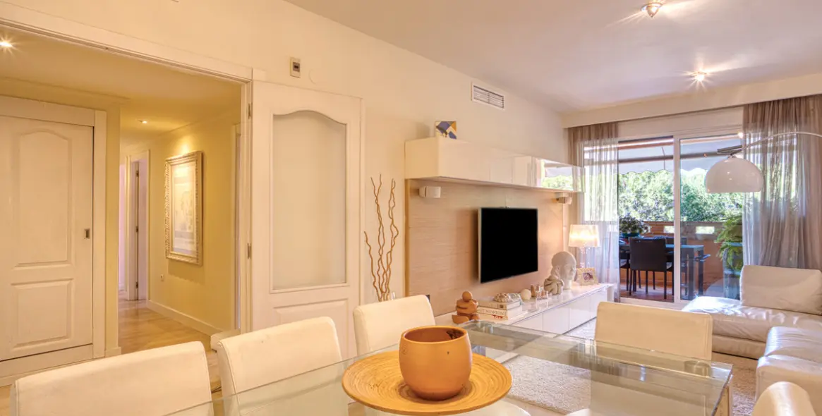 Venta de apartamento en planta media en The Golden Mile 16