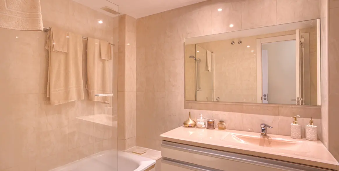 Venta de apartamento en planta media en The Golden Mile 18