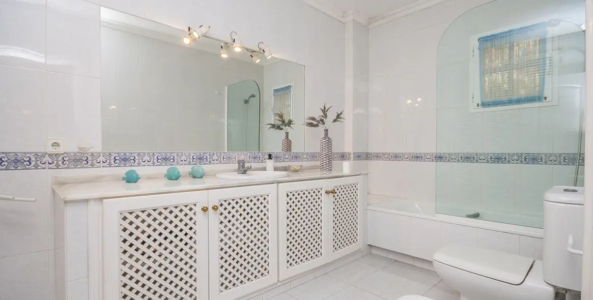 Продажа  отдельно стоящей виллы в Calahonda 13
