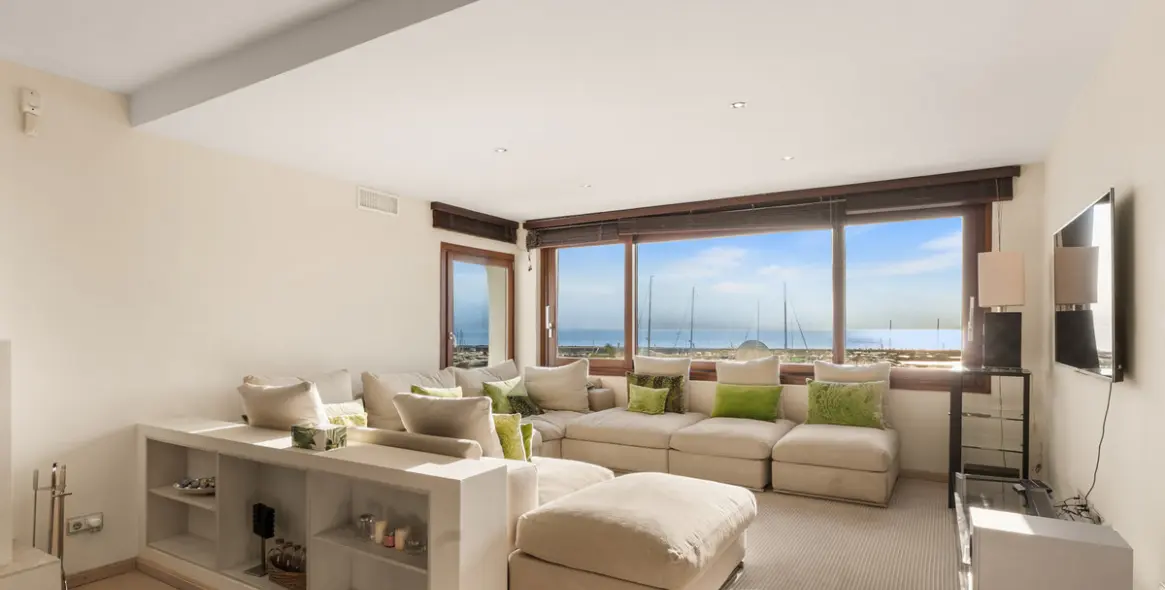 Venta de apartamento en planta media en Puerto Banús 1