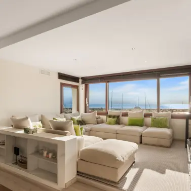 Venta de apartamento en planta media en Puerto Banús